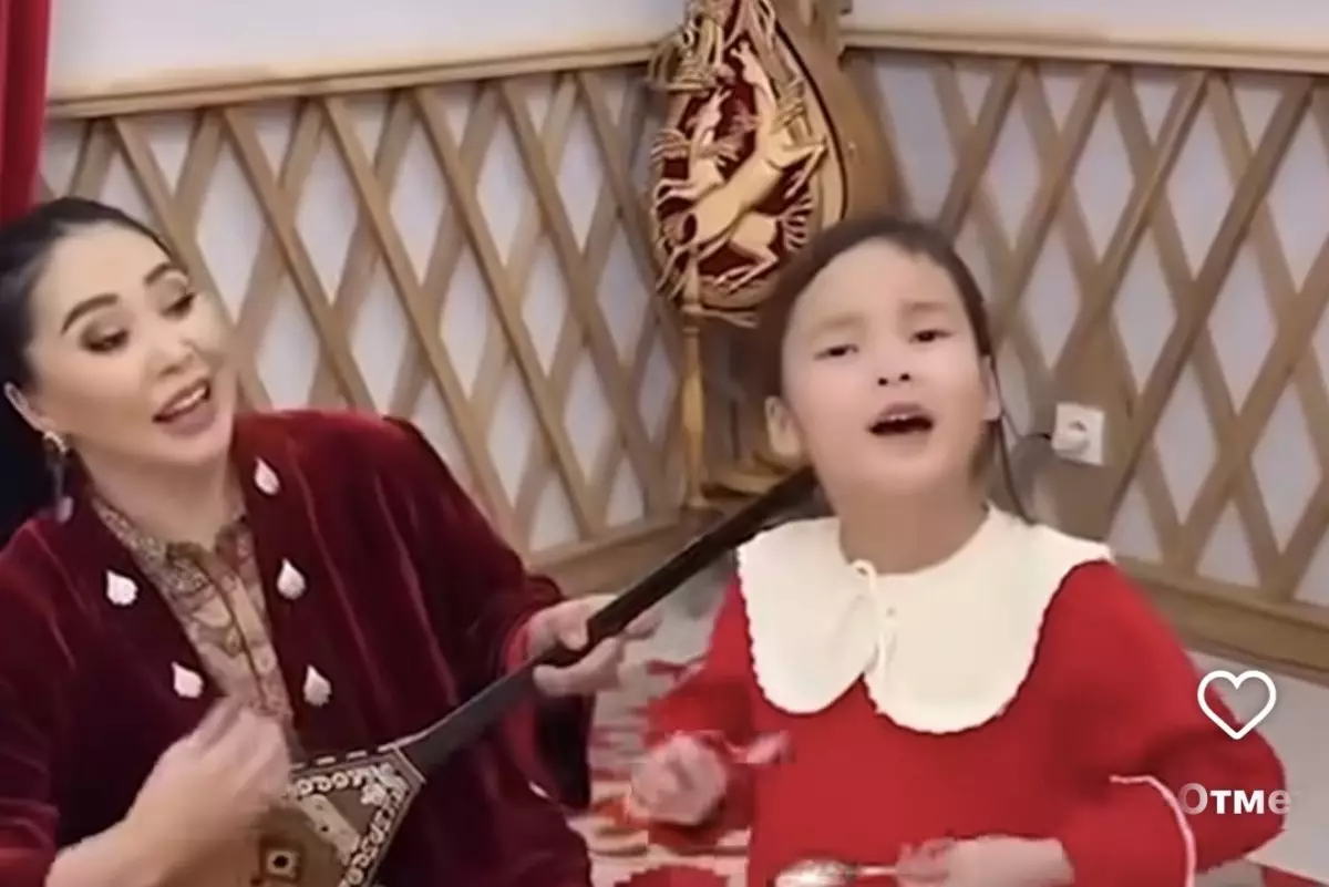 «Анасынан асып түсейін деп тұр»: Қыдырәлі мен Қарақаттың қызы елді тәнті етті (ВИДЕО)