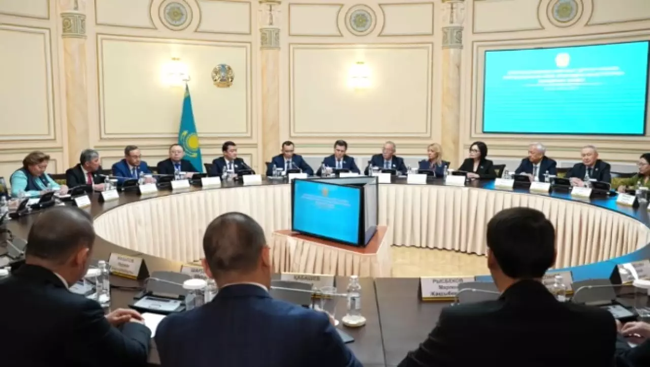 Ашимбаев обсудил проект новой Конституции с жителями Алматы