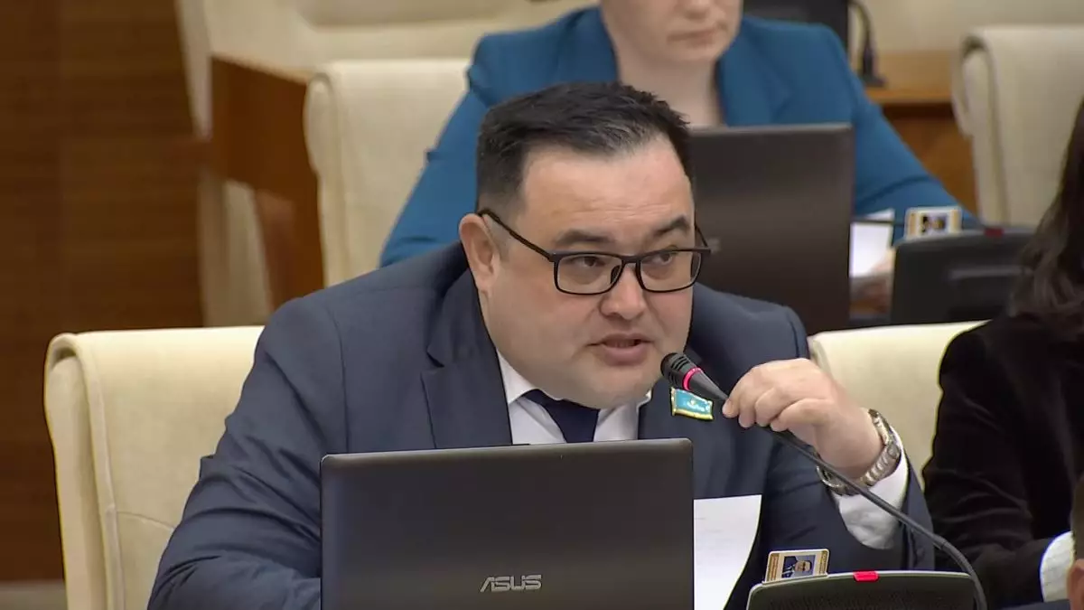 "Қазақ тілі – сіңірі шыққан кедейлердің тілі": Желіде депутаттың жазбасы көптің ашуын тудырды