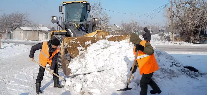 Ускорить темпы уборки снега и увеличить количество спецтехники поручил аким Семея