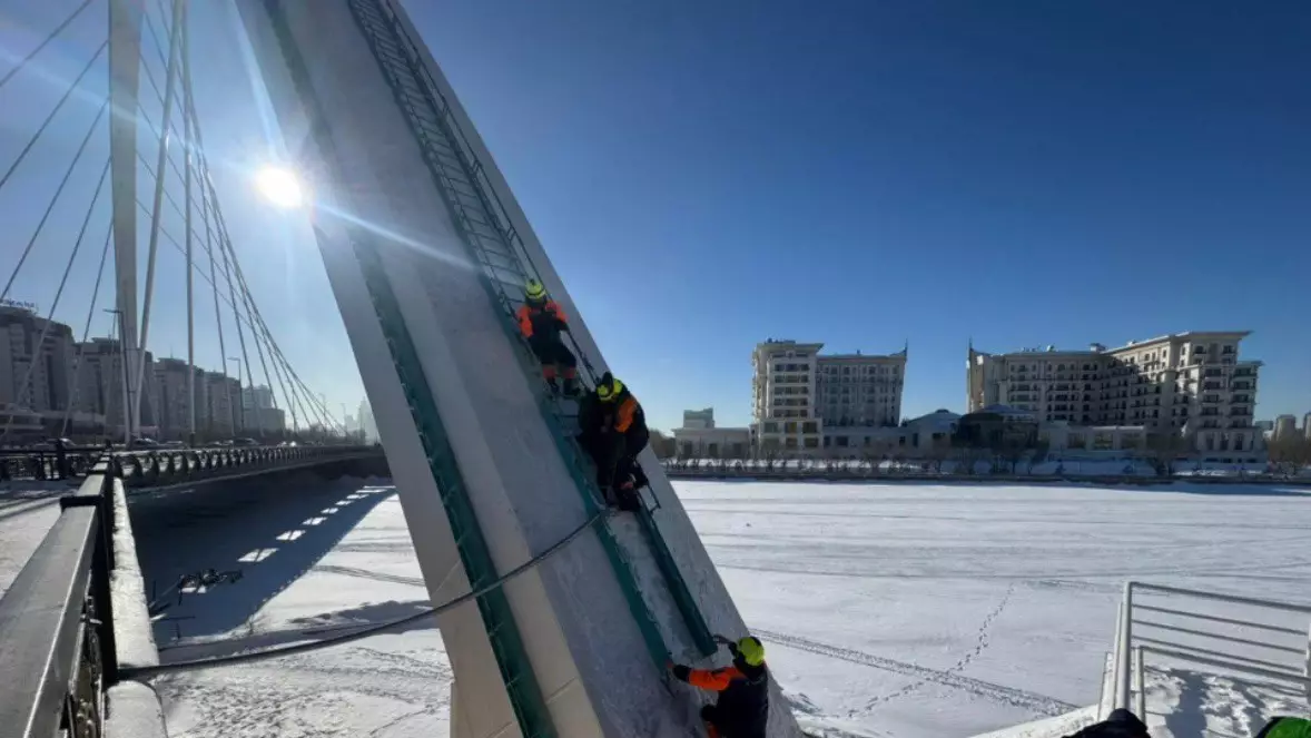 Астанада ер адам көпірден секірмек болды