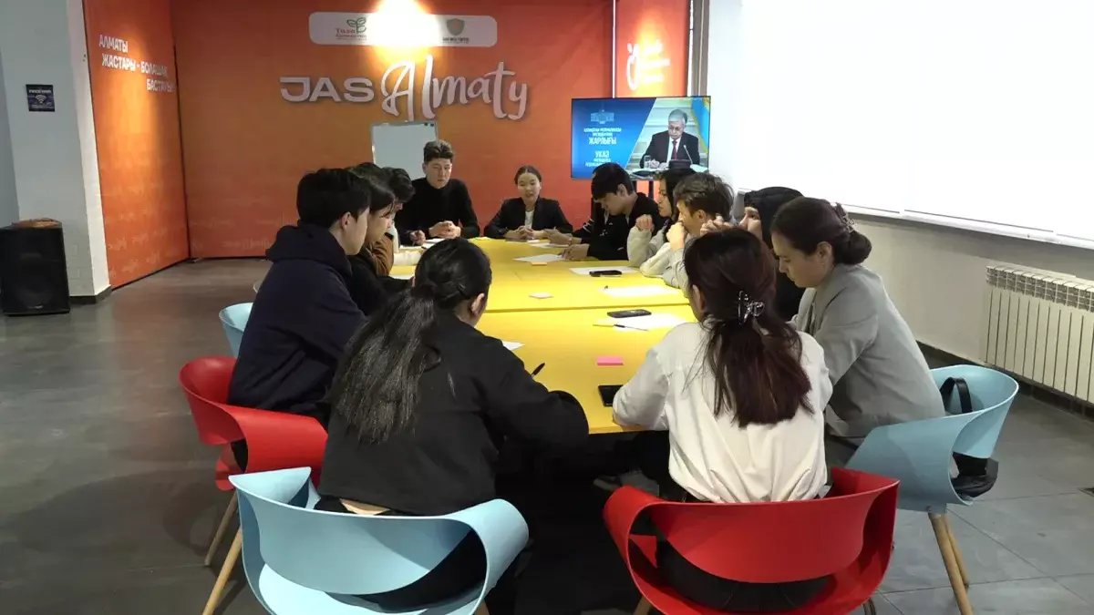 Жаңа Конституция жобасы – ел болашағына жасалған маңызды қадам: Алмалы ауданында қала жастарының қатысуыменжиын өтті
