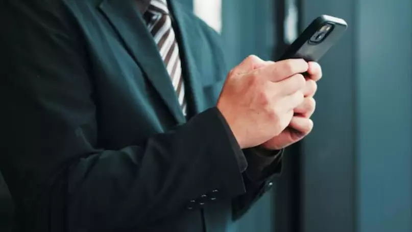 Аферисты под видом чиновников пытались украсть $10 тысяч у пенсионерки