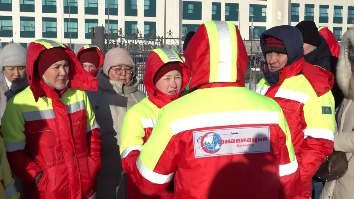 Еңбегіміз еленбейді: Астанада медициналық авиация қызметкерлері наразылық білдірді