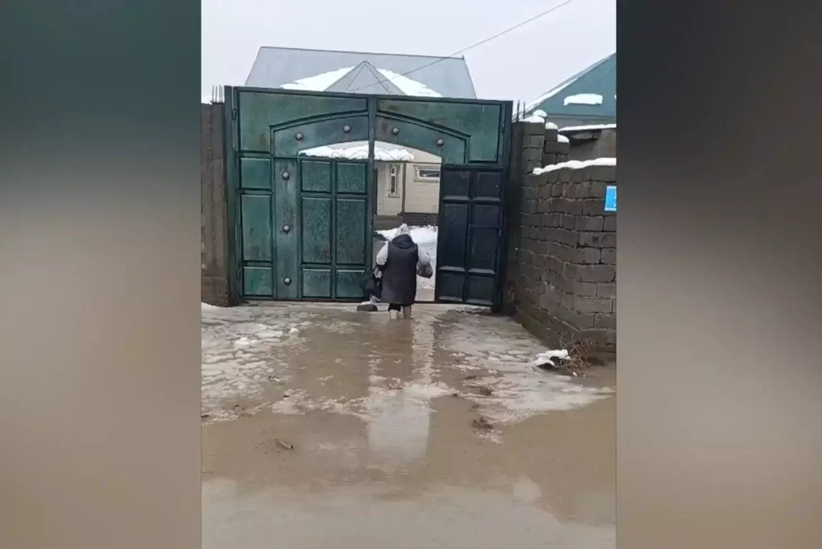 Канализация не справляется: дождь и снег затопили улицы и дороги Шымкента