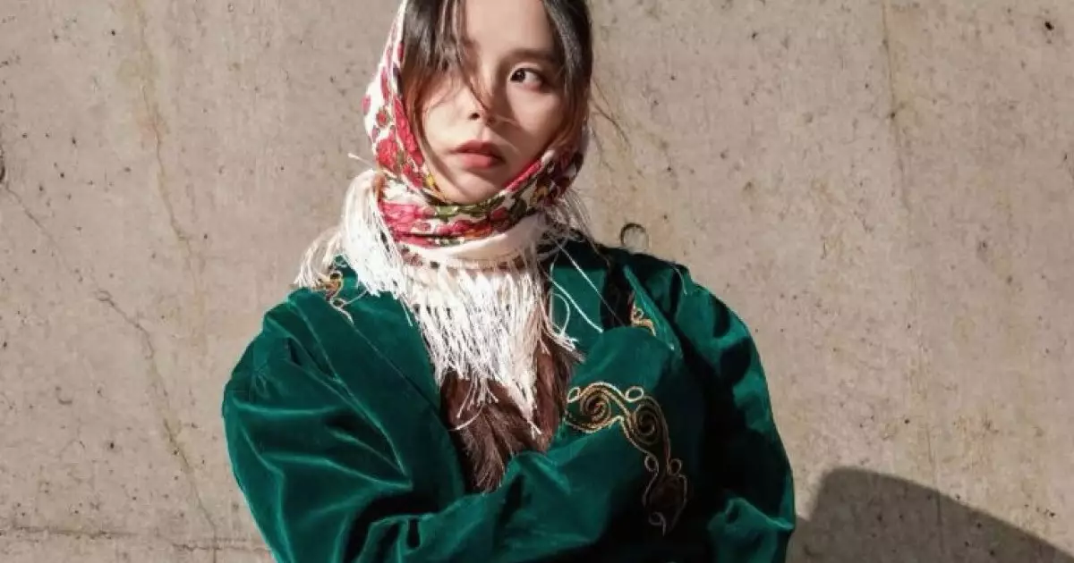  Қырғызстандық модель Сеулдегі көрсетілімге атасы мен әжесінің киімдерін киіп шықты 