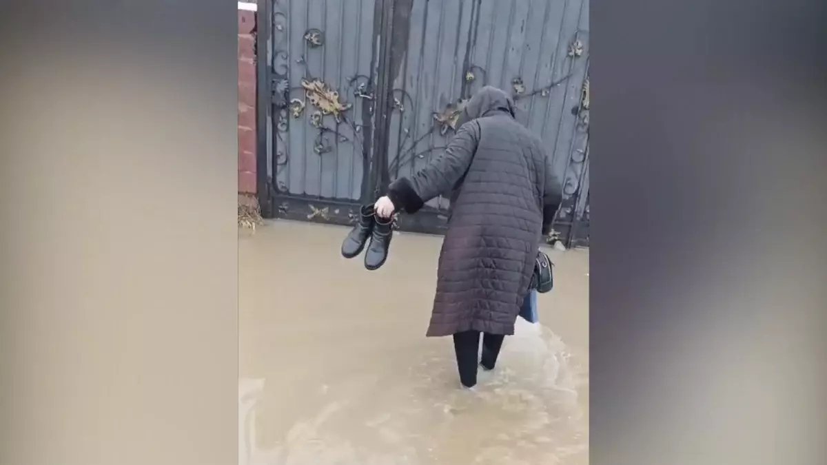 Нөсер жауын: Шымкентте тұрғындар үйіне кіре алмай қалды