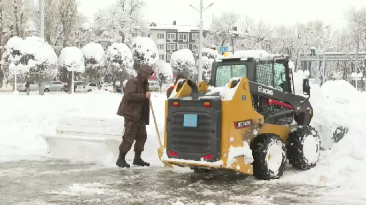 В Таразе не хватает спецтехники для очистки дорог