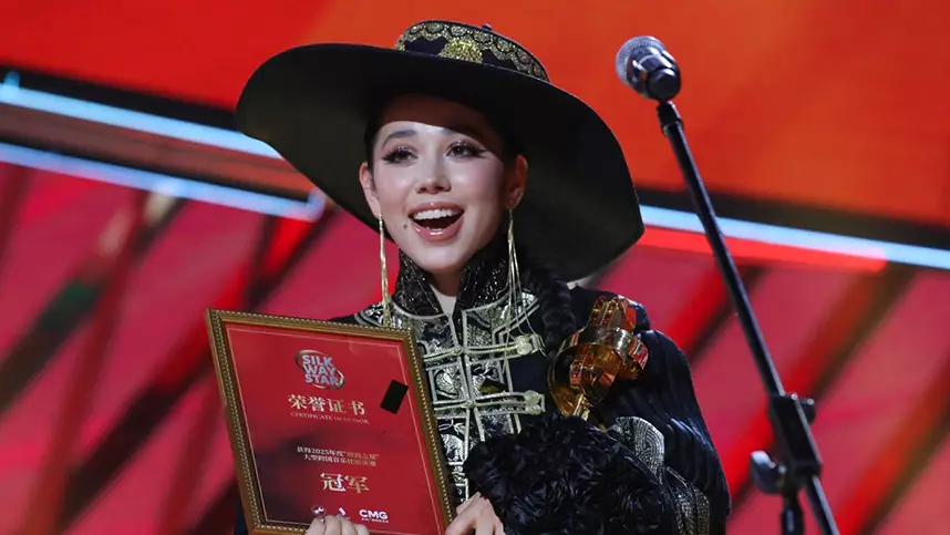 "Қазақша әнімді сіздер үшін шығардым...  Мені кінәламаңдар!". Моңғолиялық әнші Мишель Джозеф қазақ тілінде жаңа ән шығарды