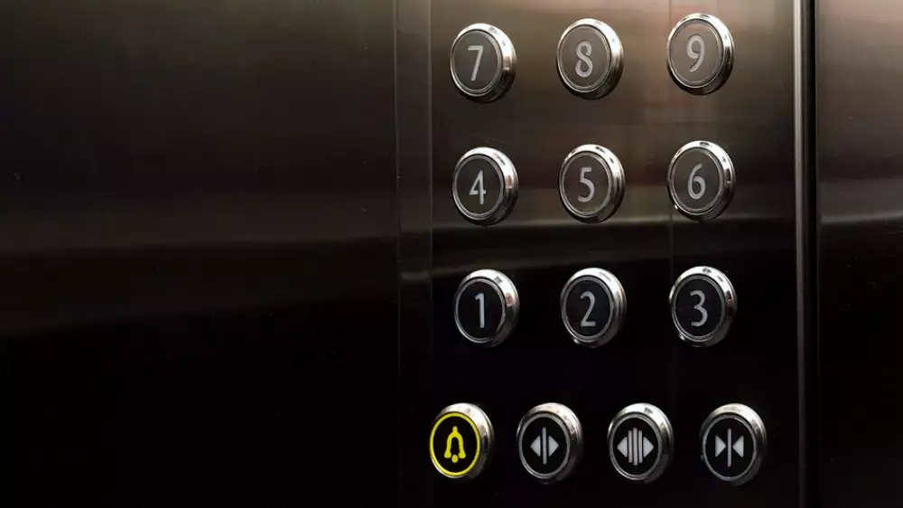 В Астане подростки застряли в неисправном лифте жилого дома