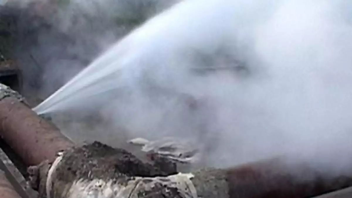 В Темиртау из-за порыва теплотрассы подтопило двор жилого дома