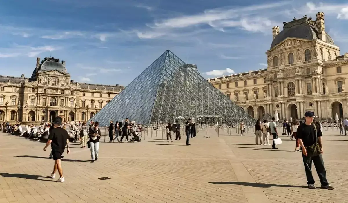 Луврдағы 10 млн еуролық алаяқтық: музей қызметкерлері мен гидтер ұсталды
