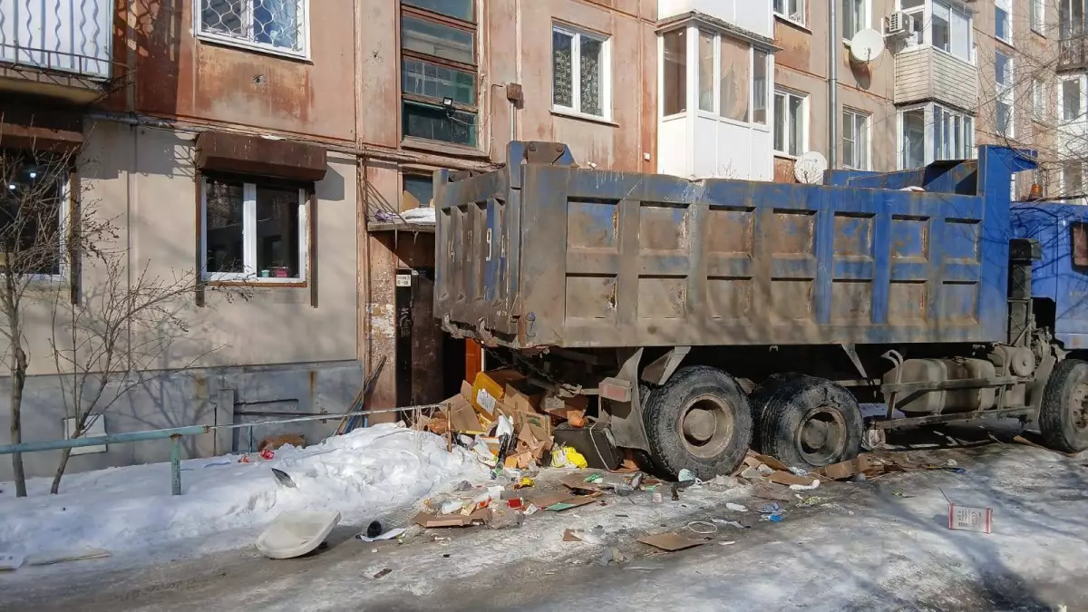 После недавнего пожара: в Усть-Каменогорске начали очистку захламлённой квартиры