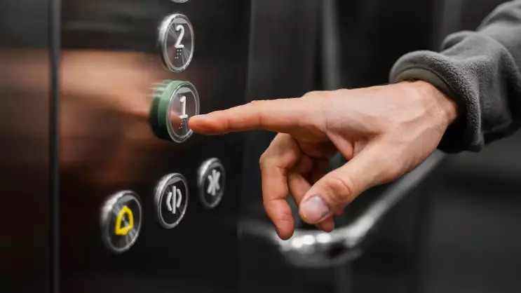 Астанада екі жасөспірім лифт ішінде қалып қойған