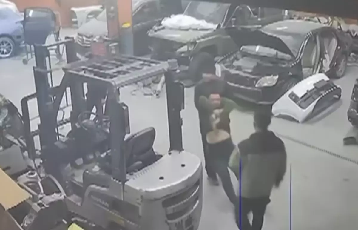 Трое мужчин избили алматинца на СТО