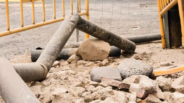 Теміртауда жылу трассасы жарылып, көпқабатты үйдің ауласын су басты