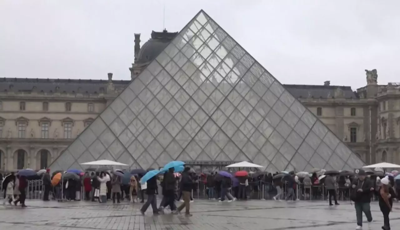 Лувр мұражайына билет сатқан алаяқтар ұсталды