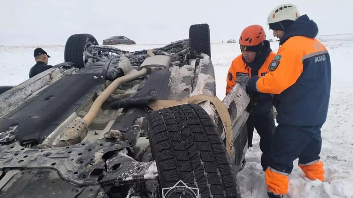 Отар маңында көлік аударылып, үш адам жарақат алды