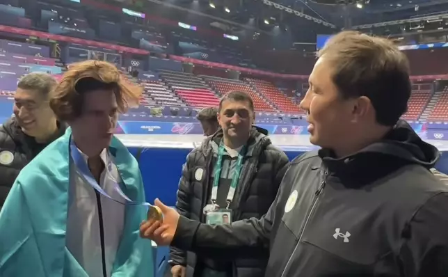 Геннадий Головкин тарихи алтын жеңіп алған Михаил Шайдоровты құттықтады