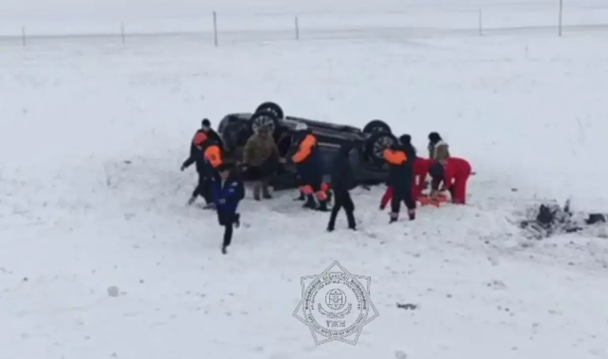 Легковой автомобиль перевернулся на трассе Жамбылской области