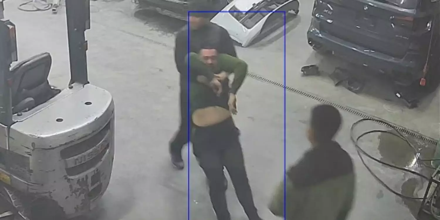 Алматыда ер адамға әріптестері жабылып, өлімші етіп сабап кеткен