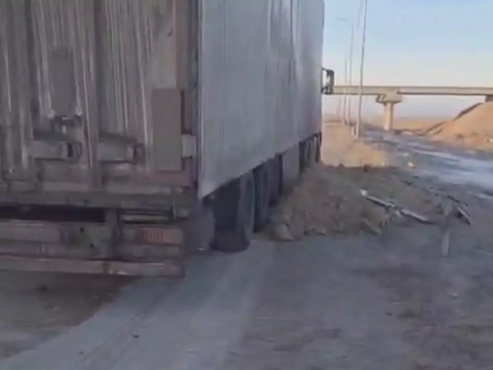 На трассе Актобе–Атырау–Астрахань водители повредили машины из-за насыпи грунта