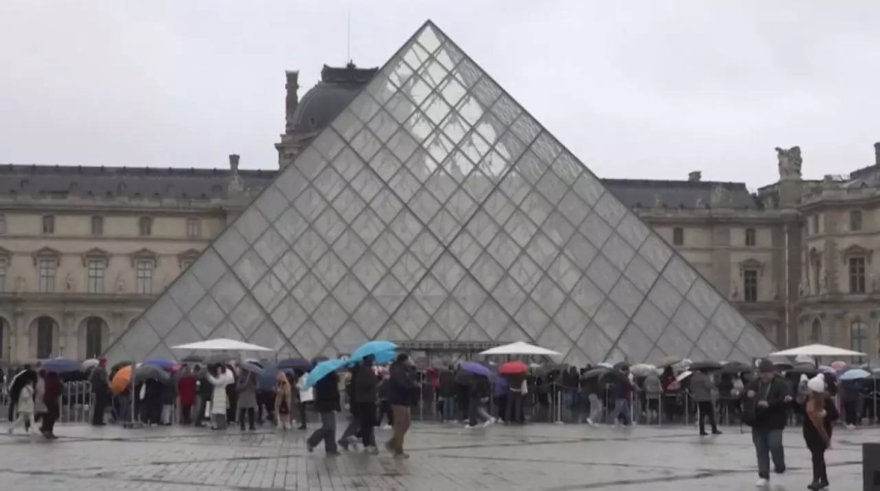 Махинации в Лувре: задержаны 9 человек