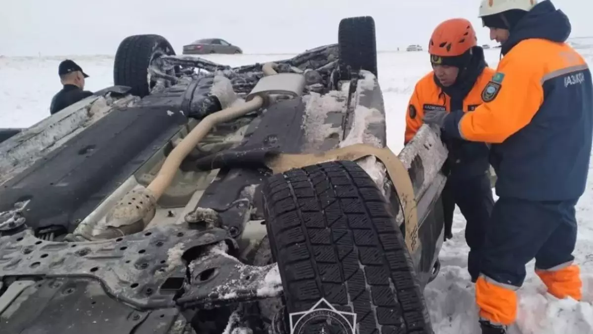 Бірнеше адам зардап шеккен: Жамбыл облысында жеңіл көлік аударылды