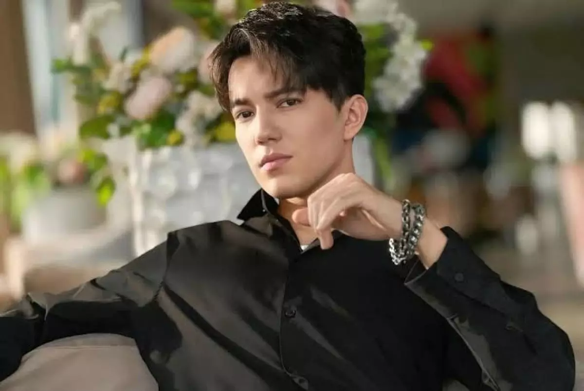 «Мишабай, бауырым!»: Димаш Құдайберген Михаил Шайдоровқа темір тұлпар сыйлады