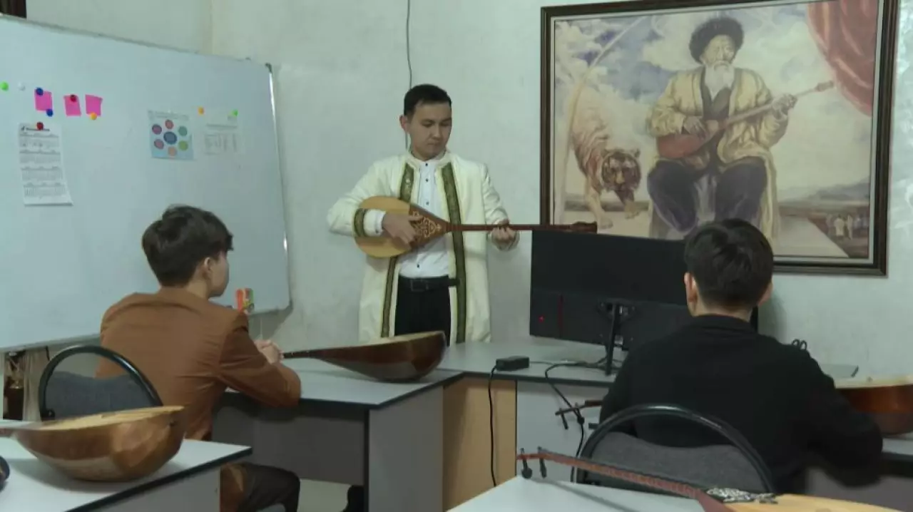 Больше 300 жыр-терме знает наизусть житель Тараза