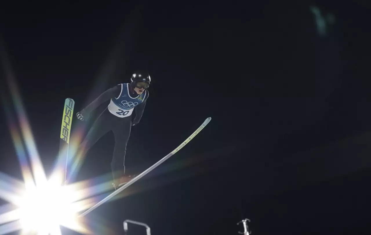 Казахстанец вошел в топ-10 на большом трамплине ОИ-2026