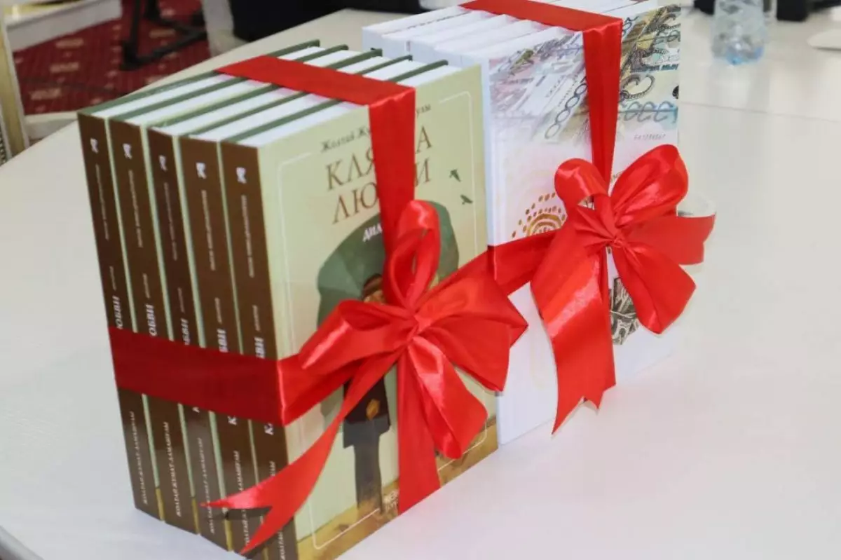 В Астане презентовали новые книги Жолтая Әлмашұлы
