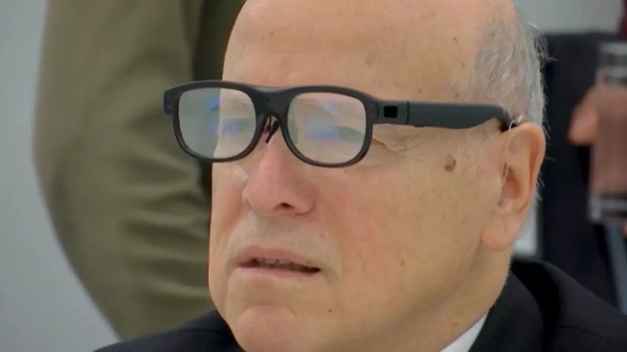 Смарт-очки распознают и переводят речь на 300 языков