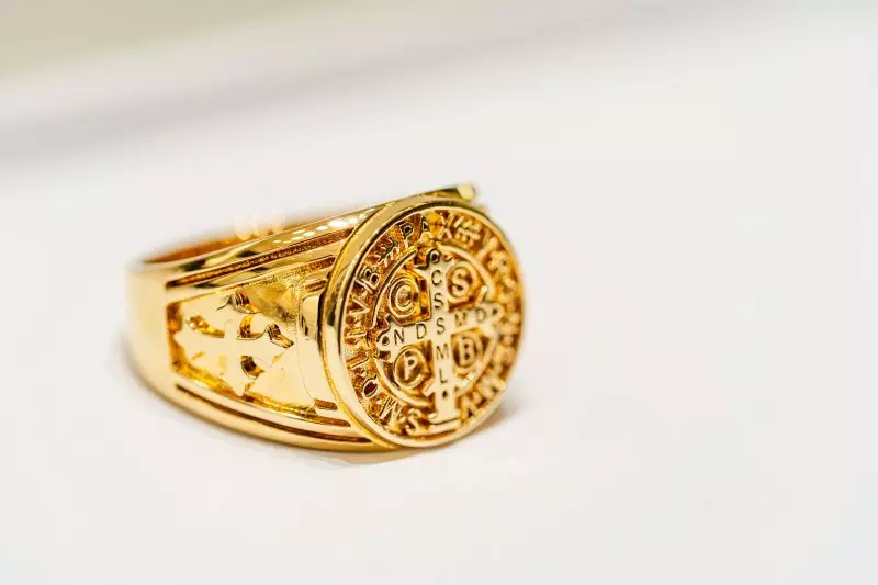 Знакомый угрозами заставил оформить кредит на золотую печатку жителя Щучинска