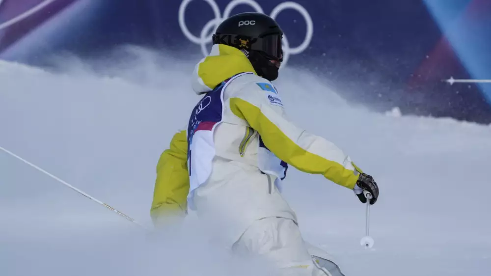 Олимпийский чемпион остановил казахстанца на пути к 1/4 финала по фристайл-могулу