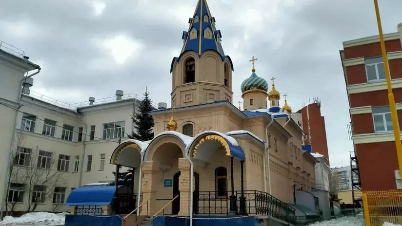 Мужчина ударил ножом пожилых женщин в церкви в России