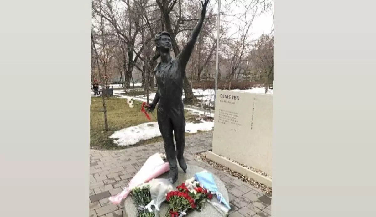 После победы Шайдорова болельщики возложили цветы к памятнику фигуристу Денису Тену в Алматы
