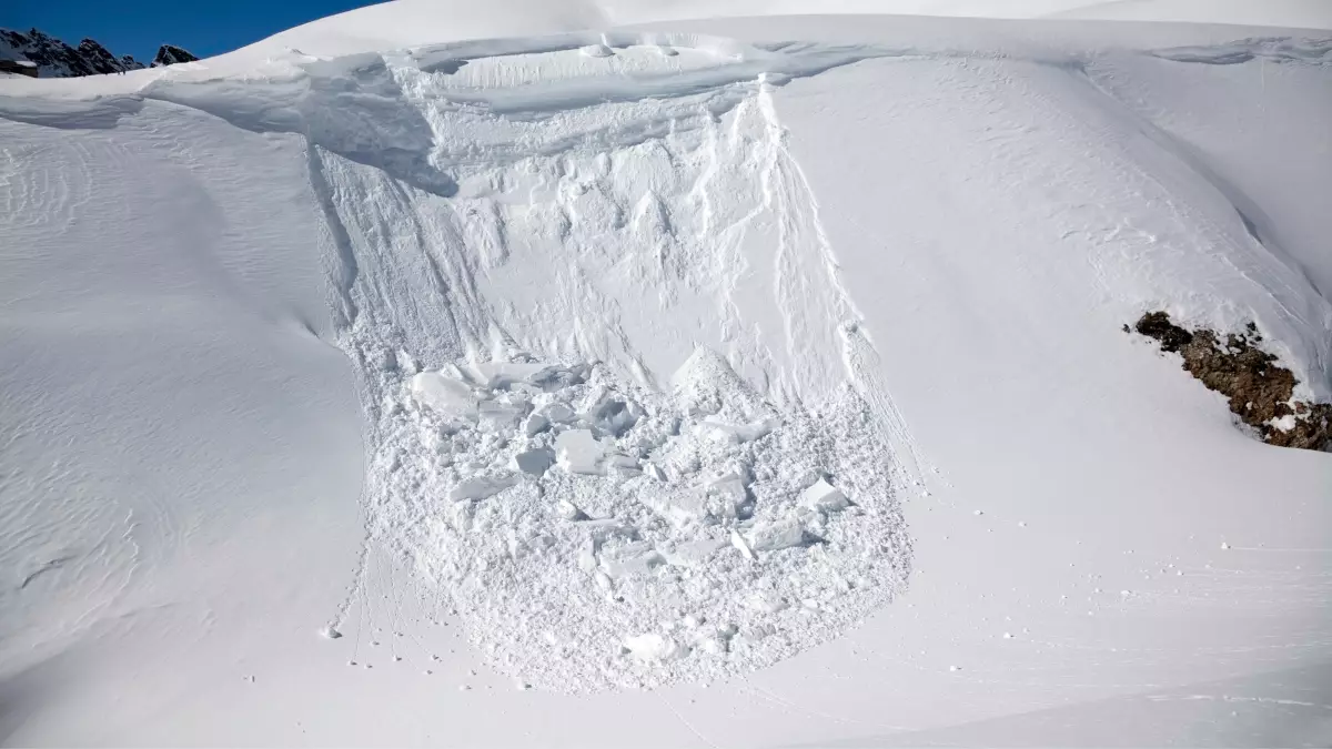 Шымбұлақ маңында қар көшкіні астында қалған адам құтқарылды