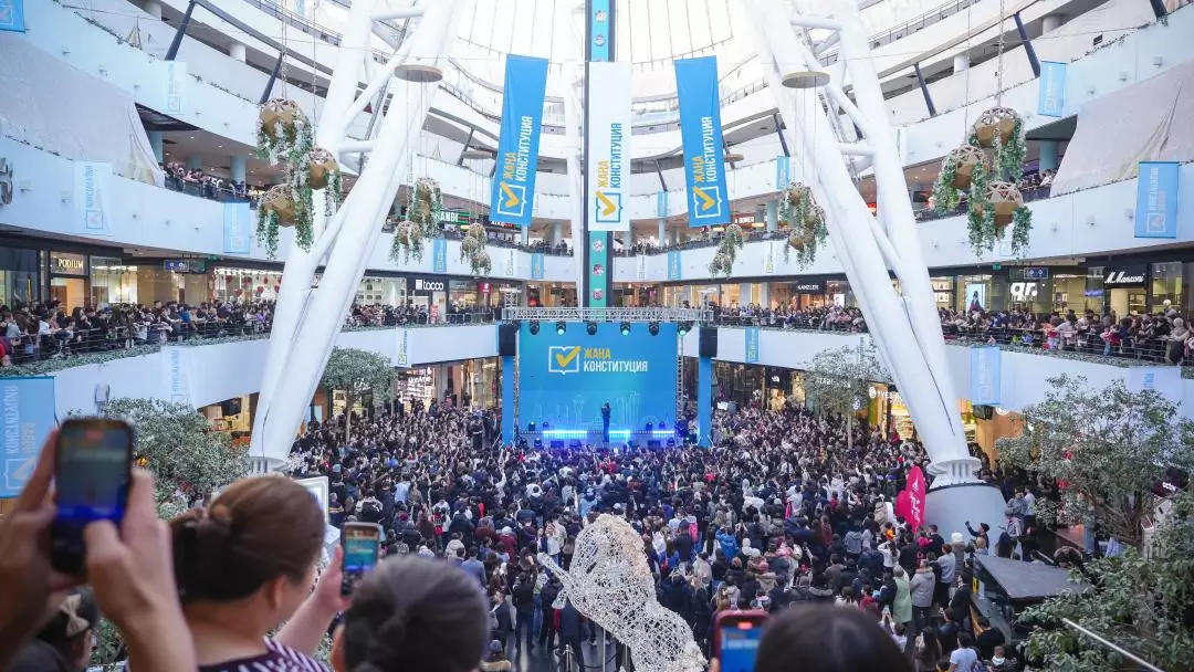 Более 10 тысяч астанчан посетили молодежный концерт в поддержку референдума