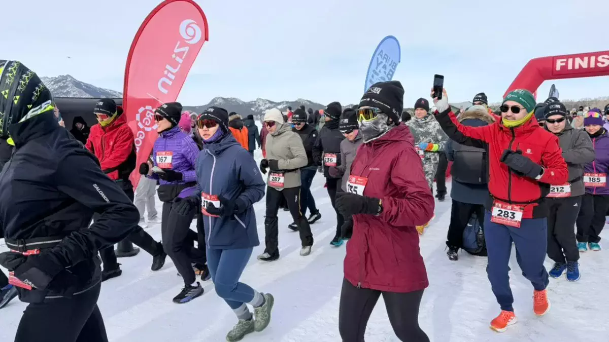 Более 700 спортсменов из 11 стран пробежали по льду озера Бурабай