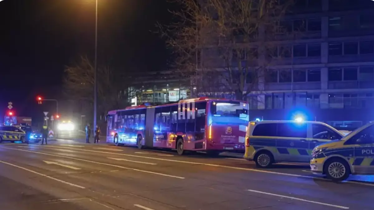 Германияда автобуста пышақпен шабуыл жасалды
