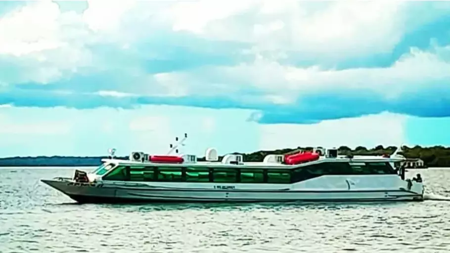 Бразилияда туристер мінген кеме суға батып, екі адам қаза тапты