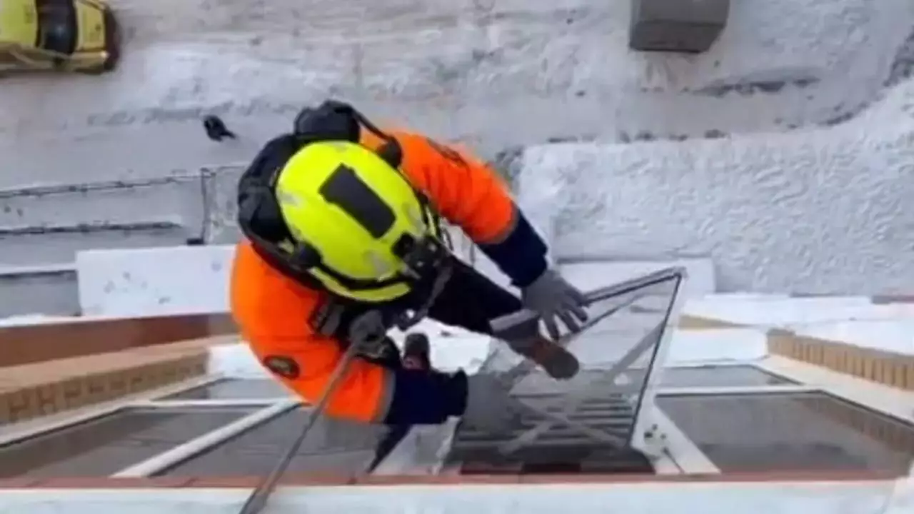 Астанада екі сәби пәтерде қамалып қалды: құтқарушылар арқанмен түскен