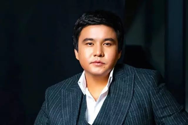 «Әйелім көп сөйлемейді»: Әнші Қанат Үмбетов көпшілікке отбасын таныстырды