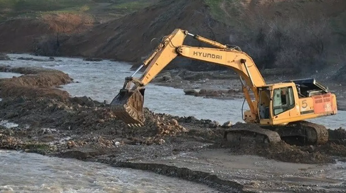 В Шымкенте разрушили 40 метров плотины ради незаконной добычи гравия