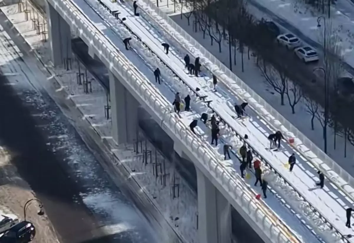 Дворники, убирающие снег на рельсах ЛРТ, возмутили жителей Астаны