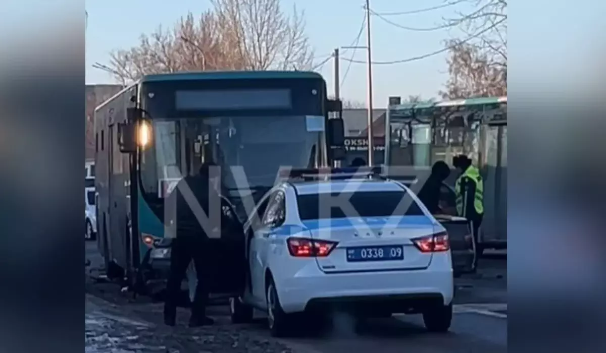 В салоне были 20 пассажиров: две легковушки и автобус столкнулись в Караганде (ВИДЕО)