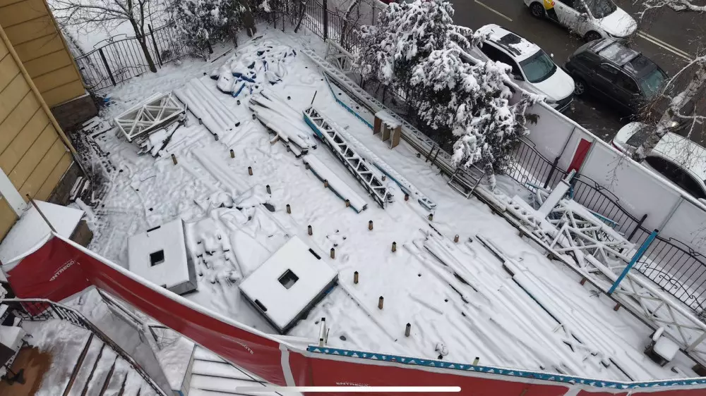 Алматының орталығында мейрамхананың жазғы алаңы сүрілді