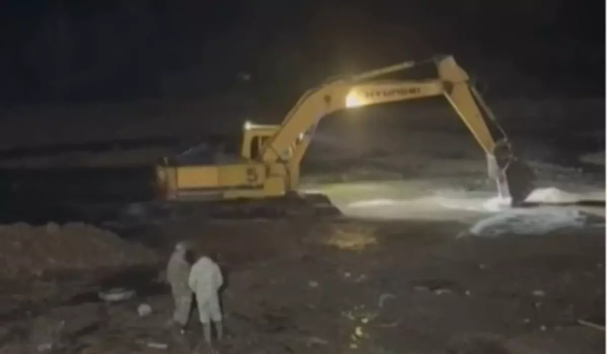 Неизвестные повредили десятки метров бетонной дамбы на реке в Шымкенте (ВИДЕО)