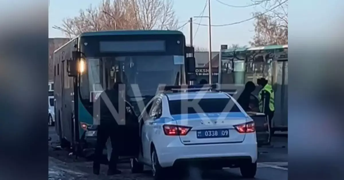  Қарағандыда екі жеңіл көлік пен автобус соқтығысты 